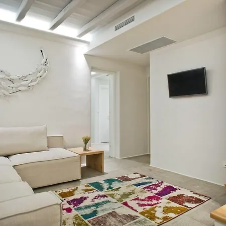 إم - ميكونوس تورلوس