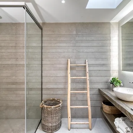 إم - ميكونوس تورلوس