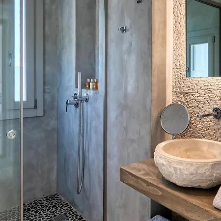 إم - ميكونوس *